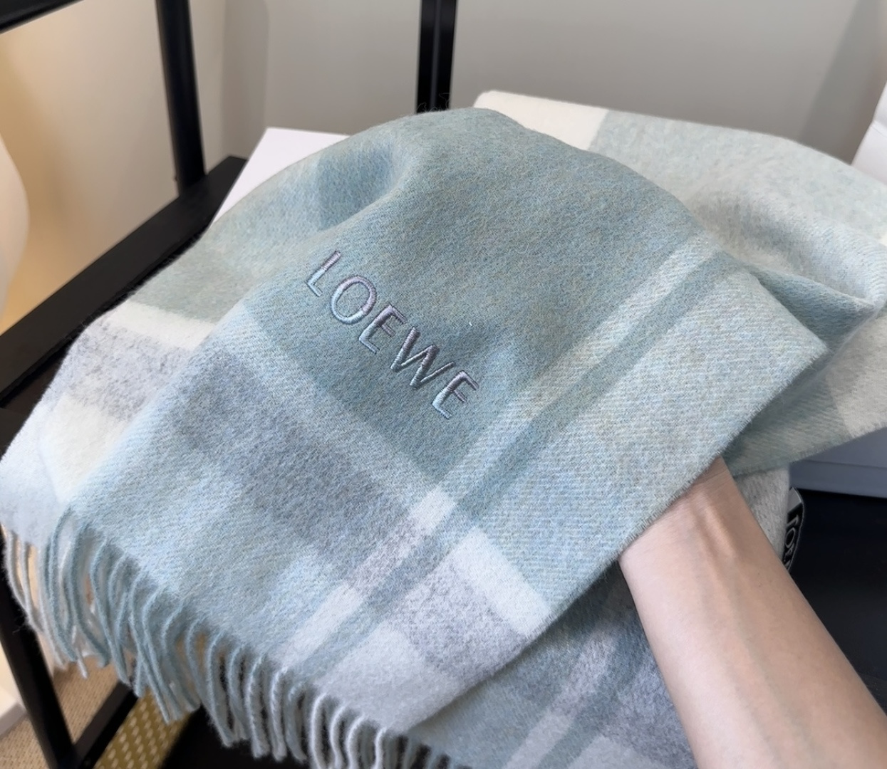 太美了😍罗意威 情侣款 美到要尖叫😱最新款🎊英伦欧美范儿 又是一款即时尚又实用的大围巾&长巾，🎆撞色的颜