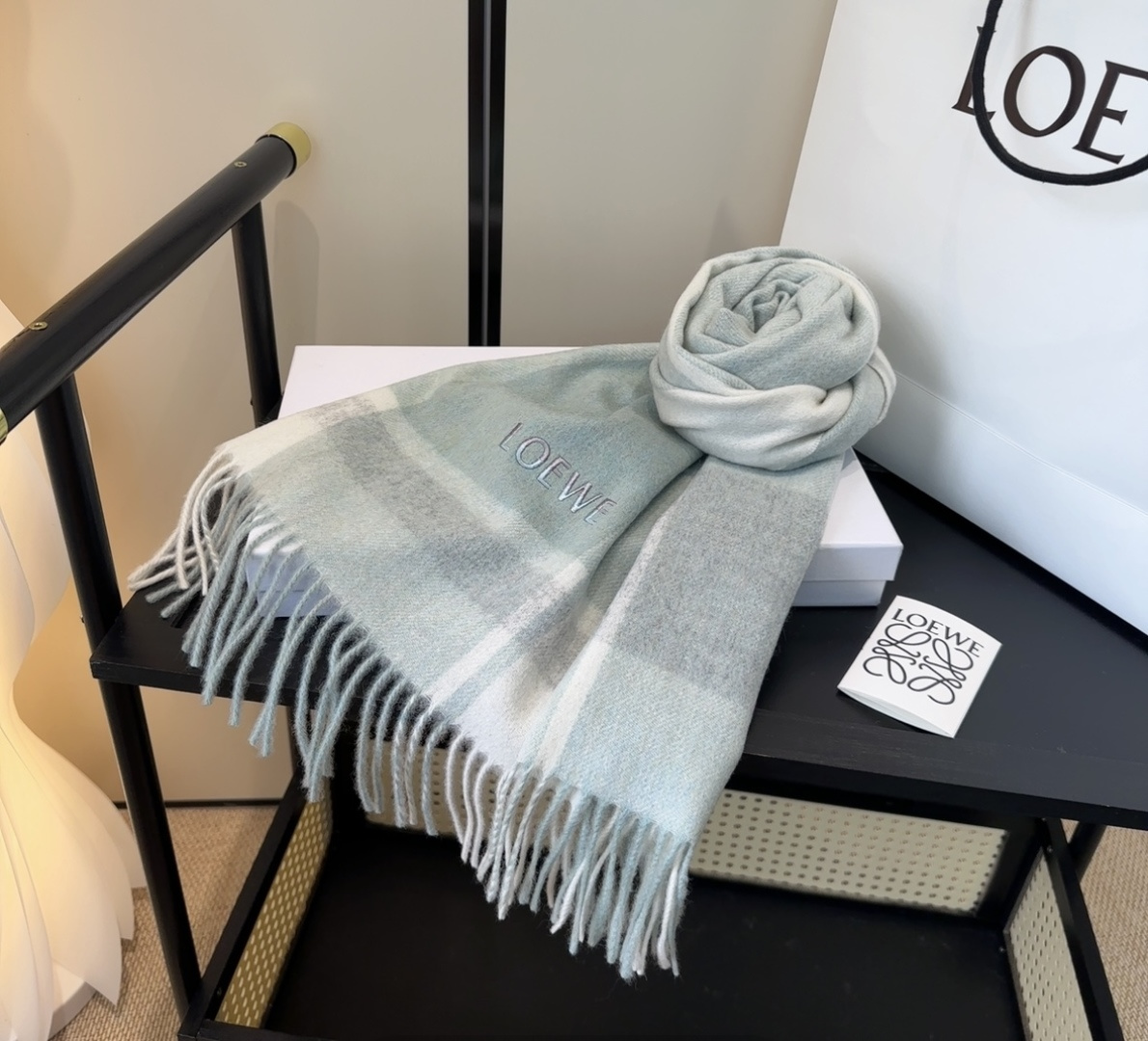 太美了😍罗意威 情侣款 美到要尖叫😱最新款🎊英伦欧美范儿 又是一款即时尚又实用的大围巾&长巾，🎆撞色的颜