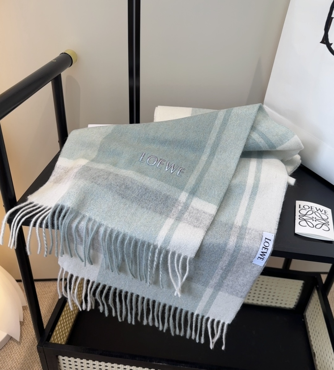 太美了😍罗意威 情侣款 美到要尖叫😱最新款🎊英伦欧美范儿 又是一款即时尚又实用的大围巾&长巾，🎆撞色的颜