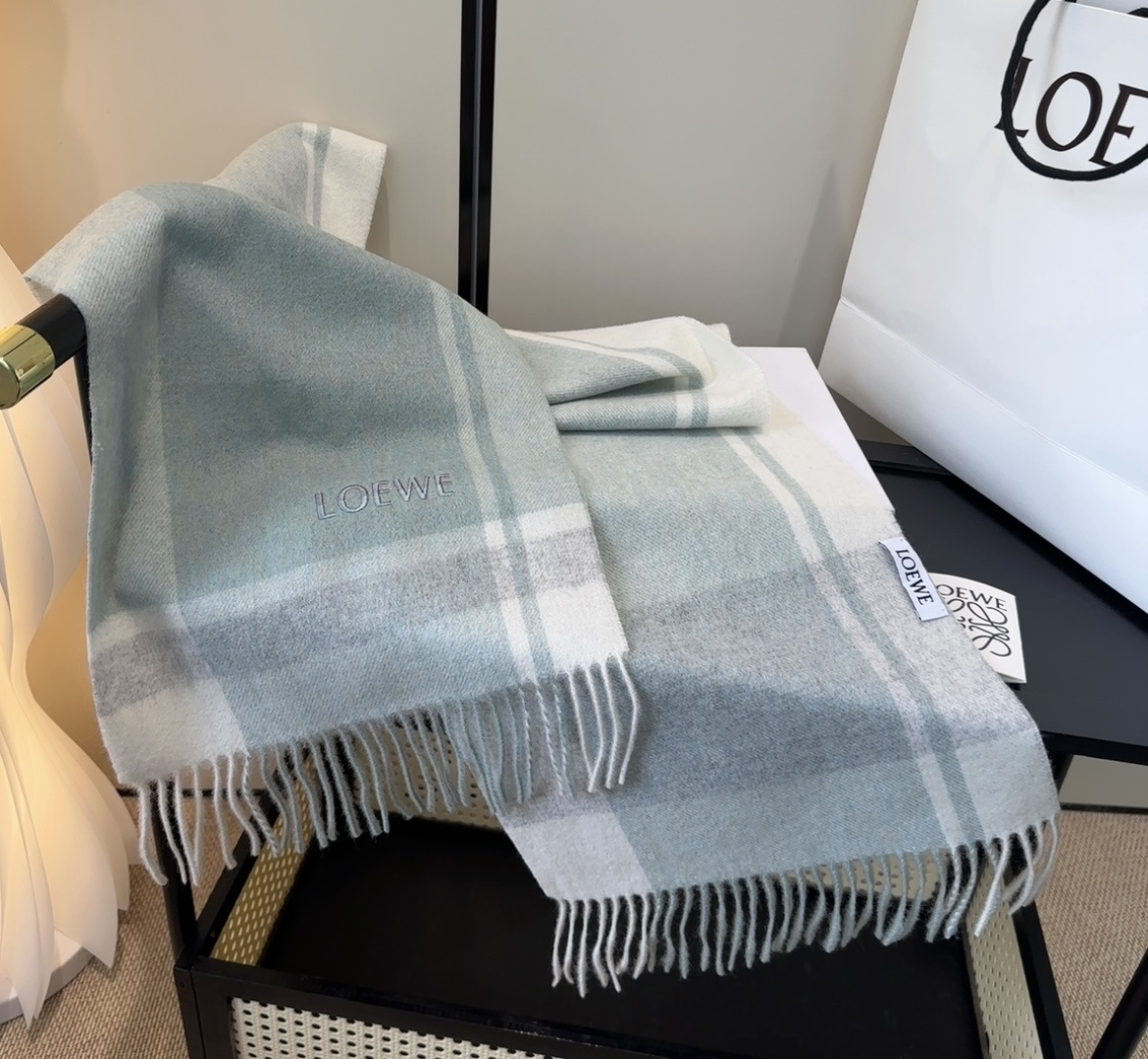 太美了😍罗意威 情侣款 美到要尖叫😱最新款🎊英伦欧美范儿 又是一款即时尚又实用的大围巾&长巾，🎆撞色的颜