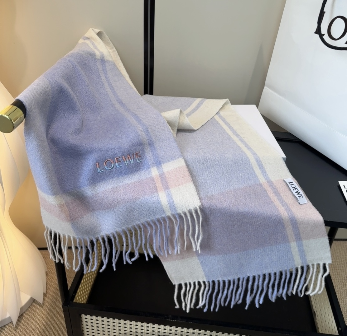 太美了😍罗意威 情侣款 美到要尖叫😱最新款🎊英伦欧美范儿 又是一款即时尚又实用的大围巾&长巾，🎆撞色的颜