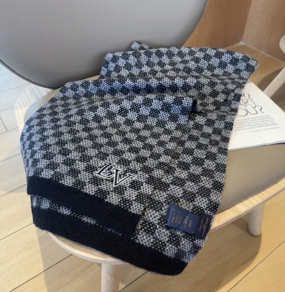 爆款上新 情侣款👍👍LV 独家牛货🐂 奢华尽在尺寸之间，高端品质‼️具有超高羊绒品质才会被此品牌青睐‼️