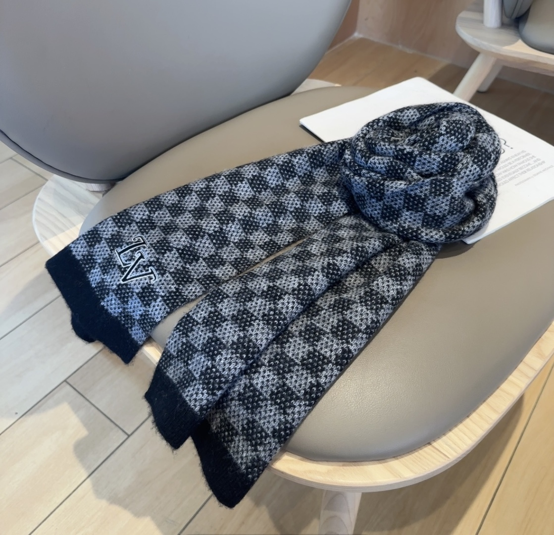 爆款上新 情侣款👍👍LV 独家牛货🐂 奢华尽在尺寸之间，高端品质‼️具有超高羊绒品质才会被此品牌青睐‼️