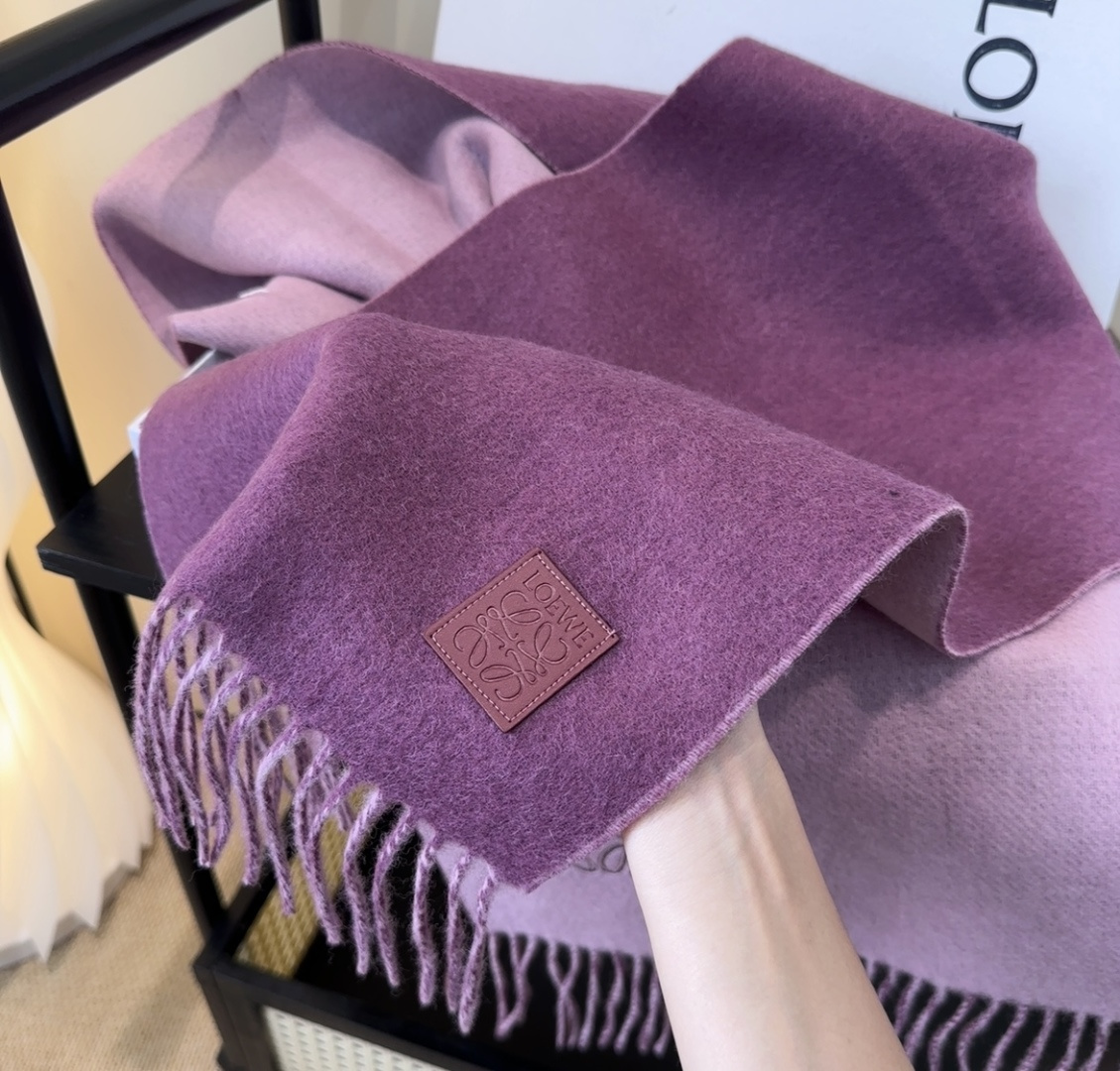 罗意威情侣款 美到要尖叫😱最新款🎊英伦欧美范儿 又是一款即时尚又实用的大围巾&长巾，🎆撞色的颜色搭配很协