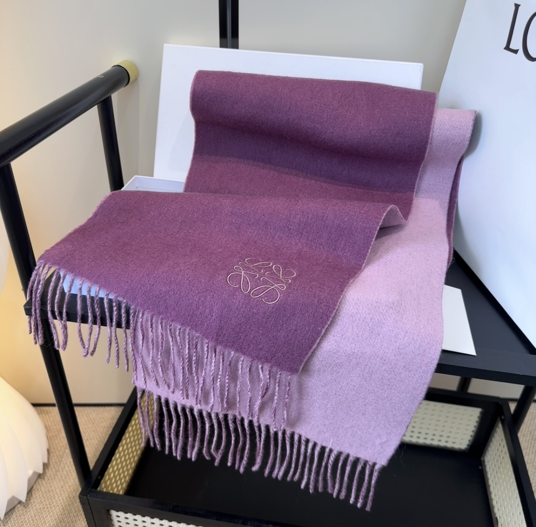 罗意威情侣款 美到要尖叫😱最新款🎊英伦欧美范儿 又是一款即时尚又实用的大围巾&长巾，🎆撞色的颜色搭配很协