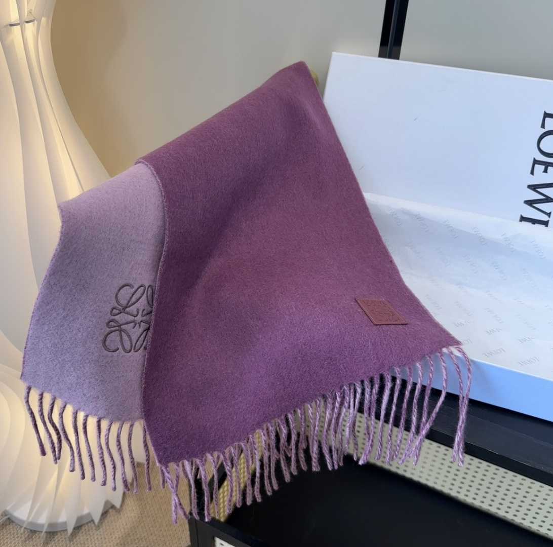 罗意威情侣款 美到要尖叫😱最新款🎊英伦欧美范儿 又是一款即时尚又实用的大围巾&长巾，🎆撞色的颜色搭配很协