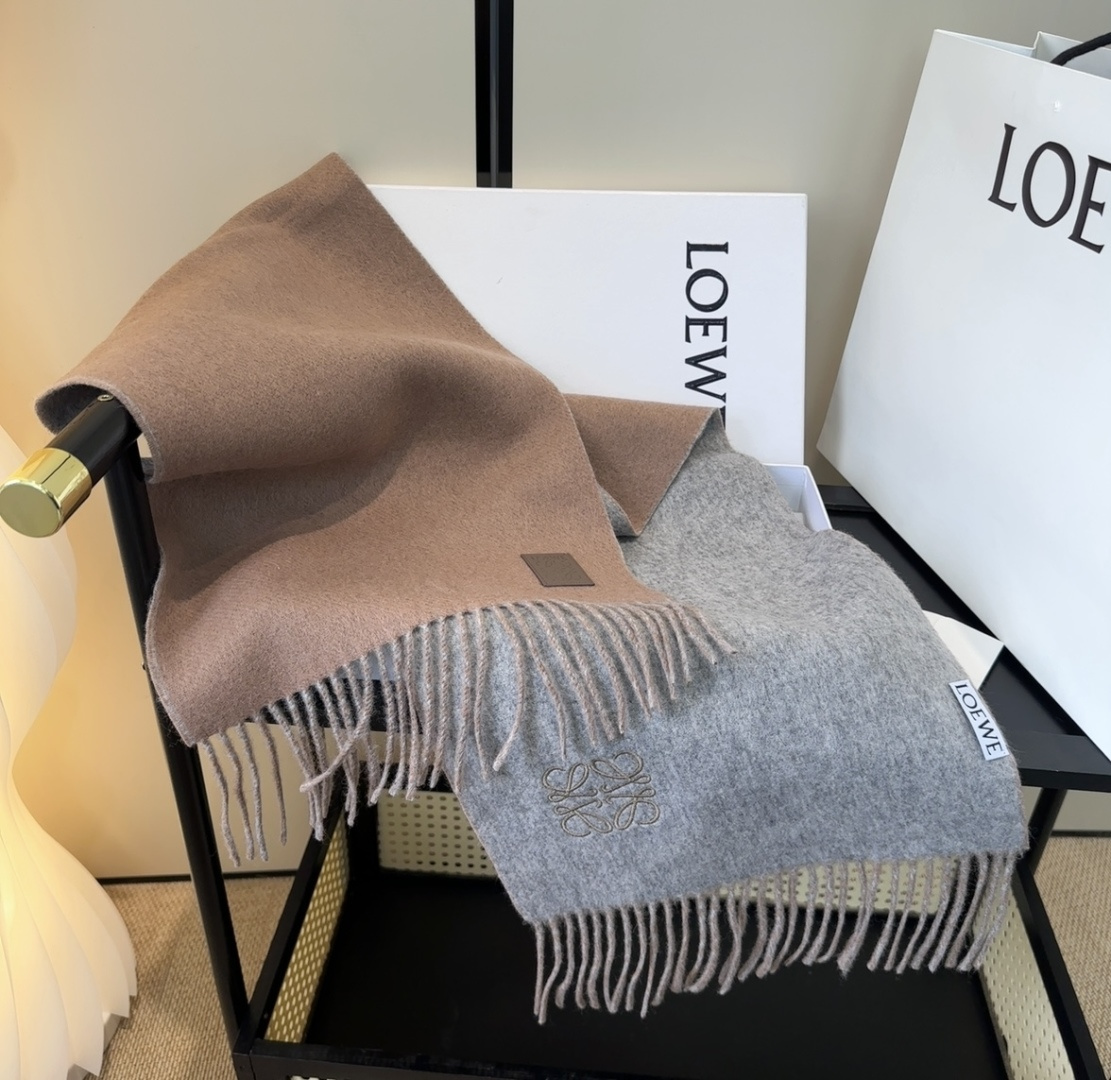 罗意威情侣款 美到要尖叫😱最新款🎊英伦欧美范儿 又是一款即时尚又实用的大围巾&长巾，🎆撞色的颜色搭配很协