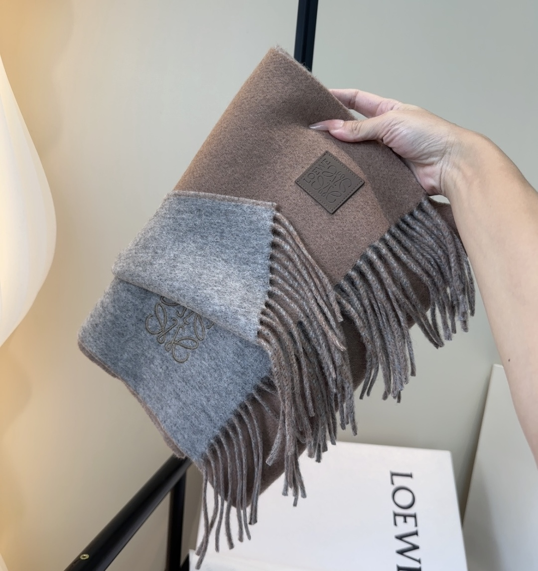 罗意威情侣款 美到要尖叫😱最新款🎊英伦欧美范儿 又是一款即时尚又实用的大围巾&长巾，🎆撞色的颜色搭配很协