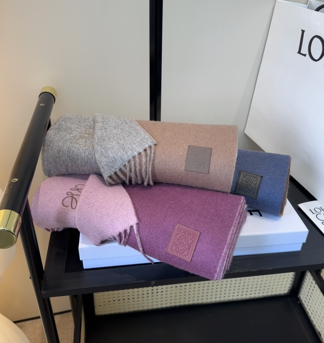 罗意威情侣款 美到要尖叫😱最新款🎊英伦欧美范儿 又是一款即时尚又实用的大围巾&长巾，🎆撞色的颜色搭配很协