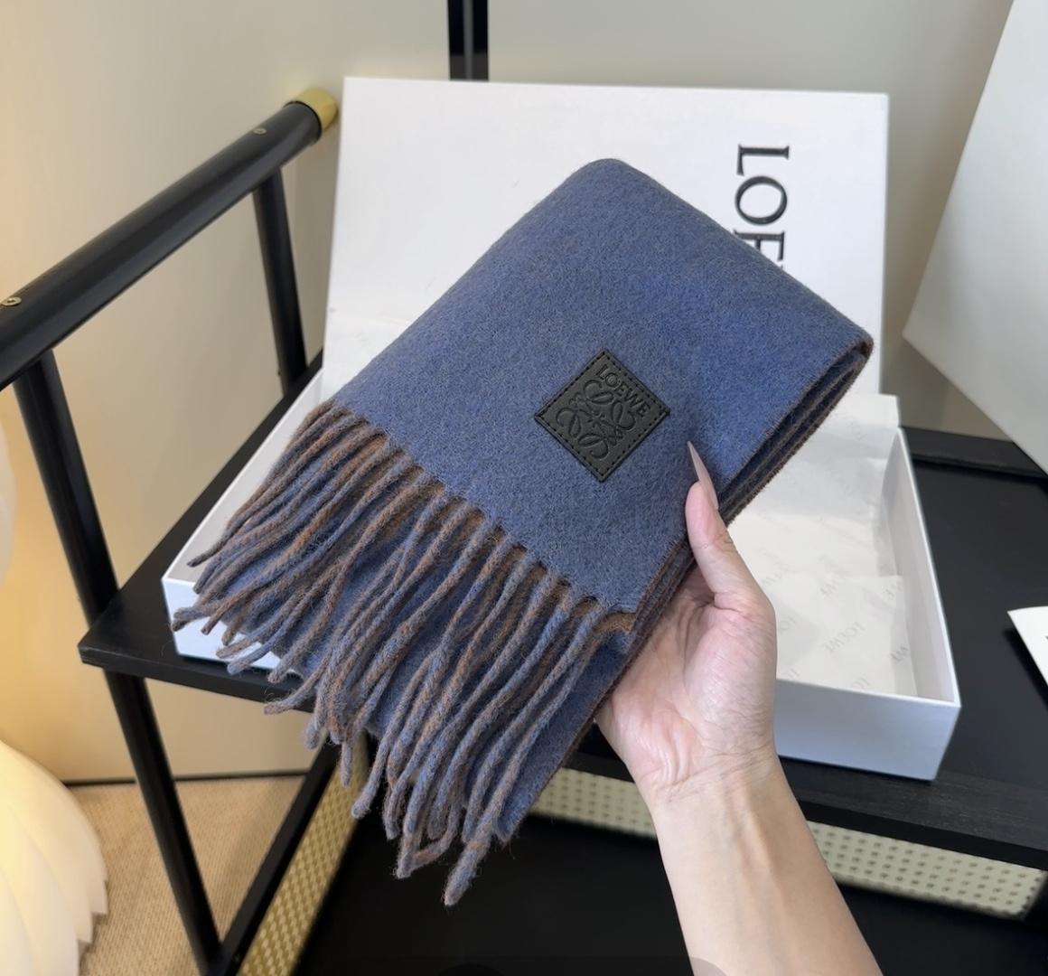 罗意威情侣款 美到要尖叫😱最新款🎊英伦欧美范儿 又是一款即时尚又实用的大围巾&长巾，🎆撞色的颜色搭配很协