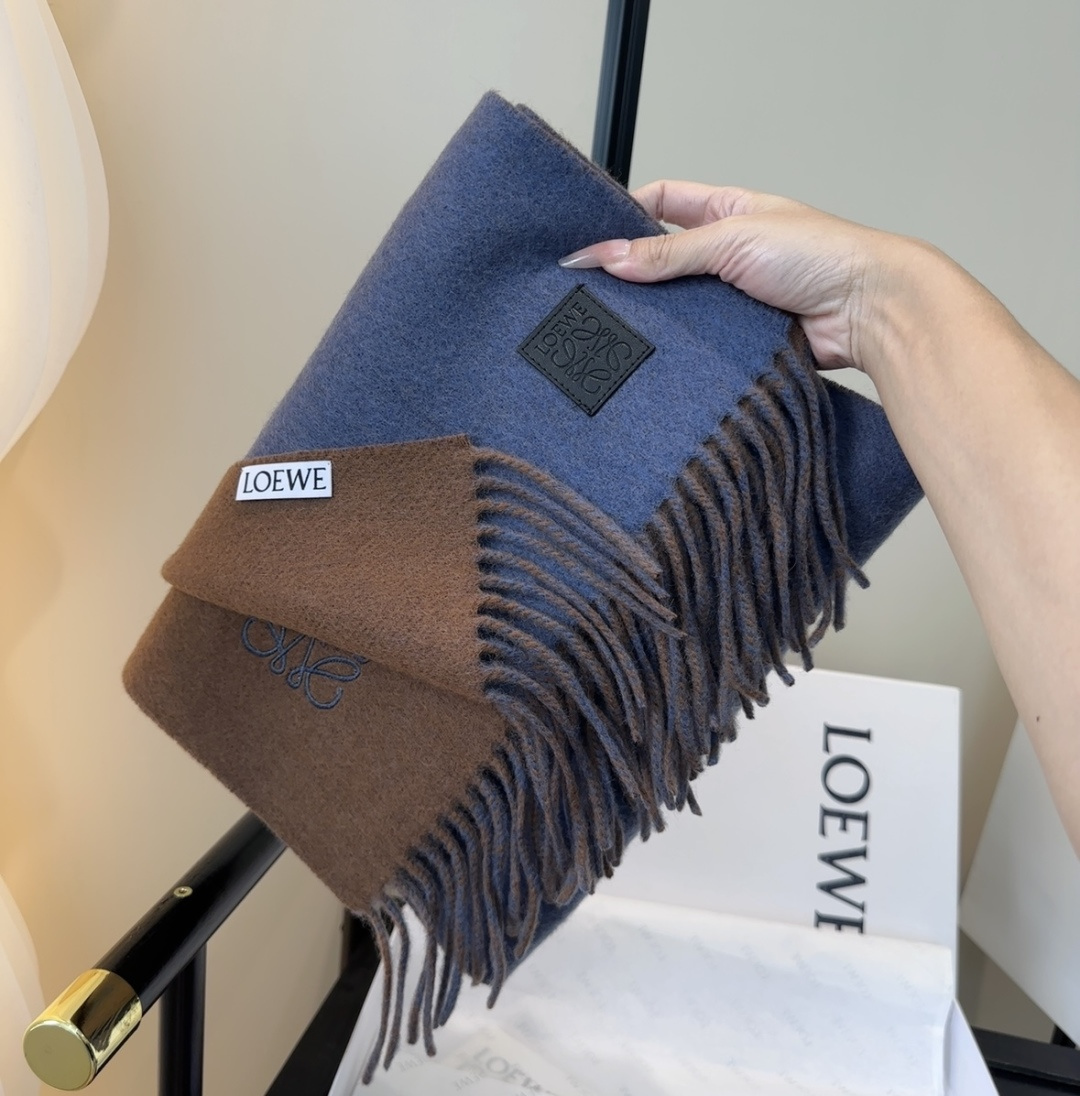 罗意威情侣款 美到要尖叫😱最新款🎊英伦欧美范儿 又是一款即时尚又实用的大围巾&长巾，🎆撞色的颜色搭配很协