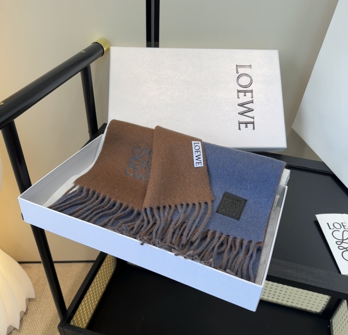 罗意威情侣款 美到要尖叫😱最新款🎊英伦欧美范儿 又是一款即时尚又实用的大围巾&长巾，🎆撞色的颜色搭配很协