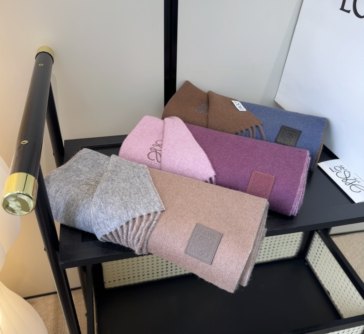 罗意威情侣款 美到要尖叫😱最新款🎊英伦欧美范儿 又是一款即时尚又实用的大围巾&长巾，🎆撞色的颜色搭配很协