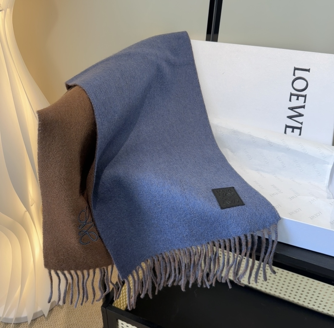 罗意威情侣款 美到要尖叫😱最新款🎊英伦欧美范儿 又是一款即时尚又实用的大围巾&长巾，🎆撞色的颜色搭配很协