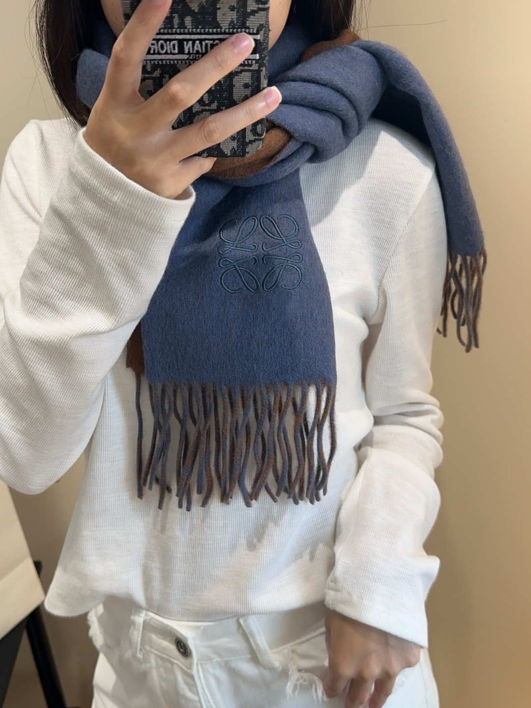 罗意威情侣款 美到要尖叫😱最新款🎊英伦欧美范儿 又是一款即时尚又实用的大围巾&长巾，🎆撞色的颜色搭配很协