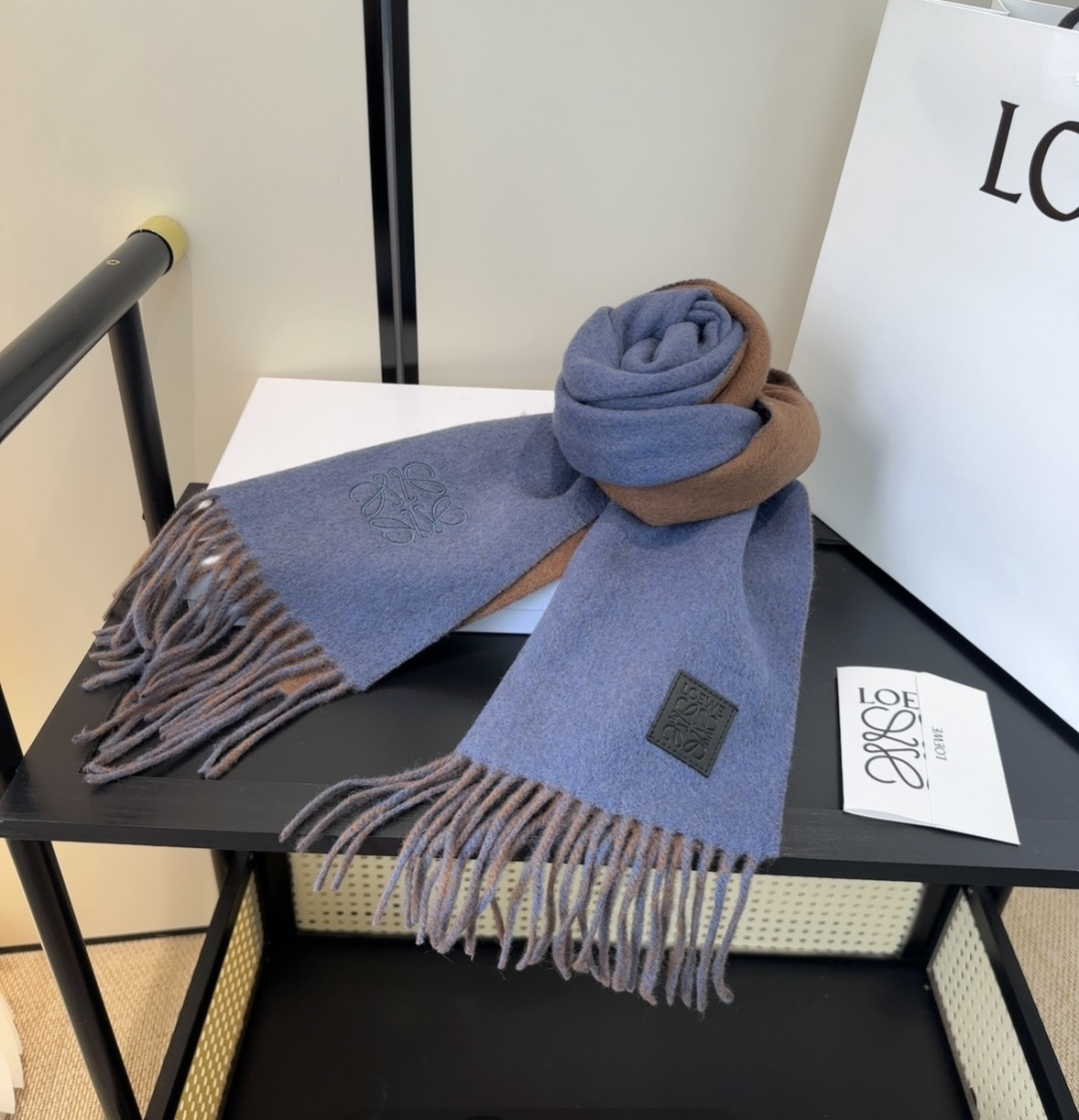 罗意威情侣款 美到要尖叫😱最新款🎊英伦欧美范儿 又是一款即时尚又实用的大围巾&长巾，🎆撞色的颜色搭配很协