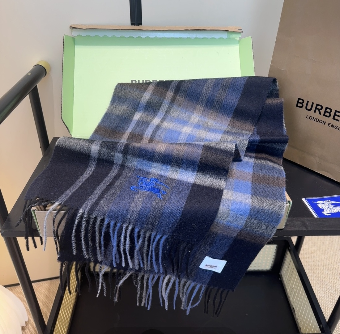 Burberry · 巴宝莉围巾❗️好看的要疯掉了，太有型太有魅力了❗️❗️非常斯文时尚的秋冬单品！真的