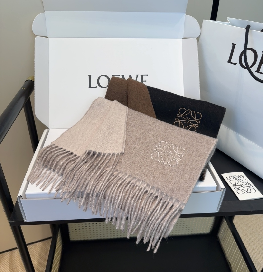 罗意威情侣款 美到要尖叫😱最新款🎊英伦欧美范儿 又是一款即时尚又实用的大围巾&长巾，🎆撞色的颜色搭配很协