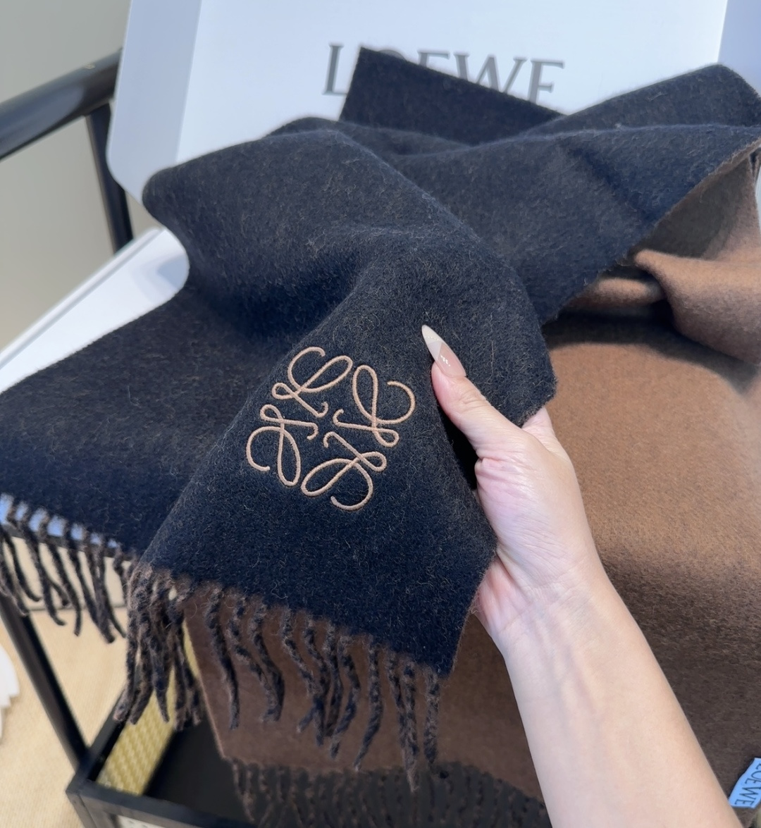 罗意威情侣款 美到要尖叫😱最新款🎊英伦欧美范儿 又是一款即时尚又实用的大围巾&长巾，🎆撞色的颜色搭配很协