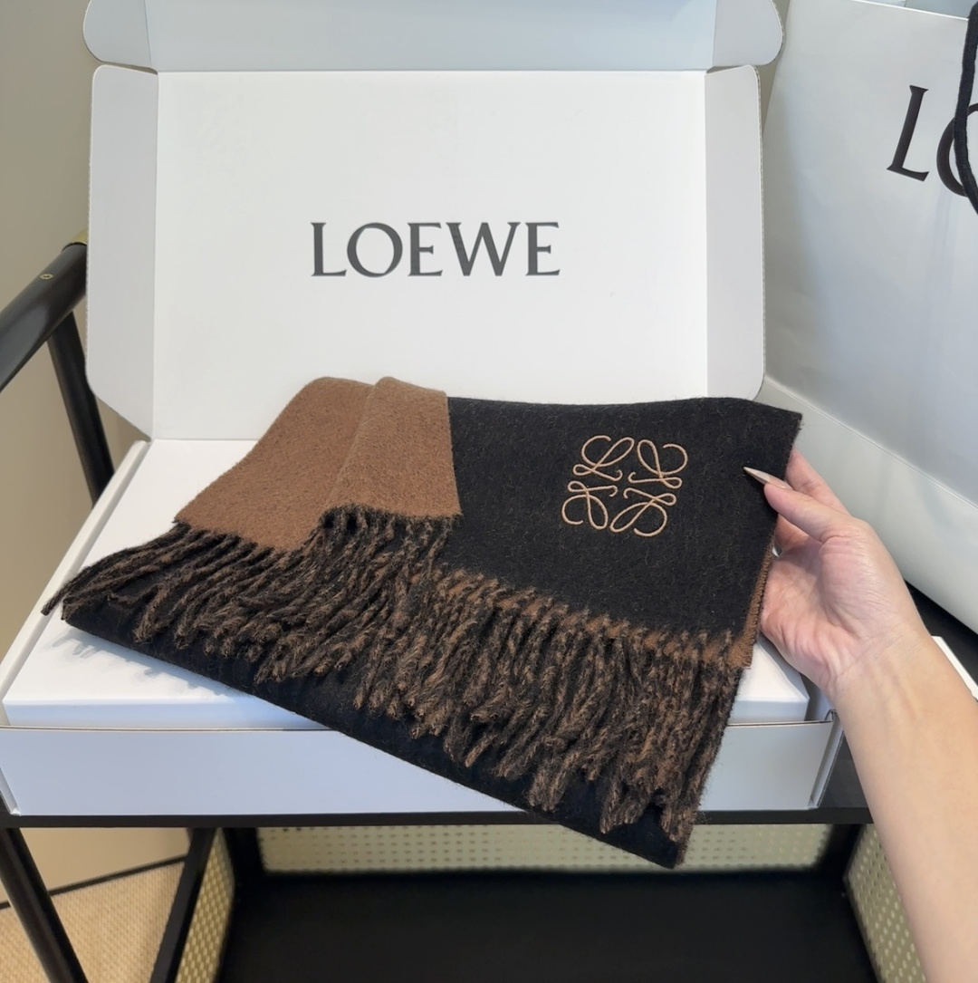 罗意威情侣款 美到要尖叫😱最新款🎊英伦欧美范儿 又是一款即时尚又实用的大围巾&长巾，🎆撞色的颜色搭配很协