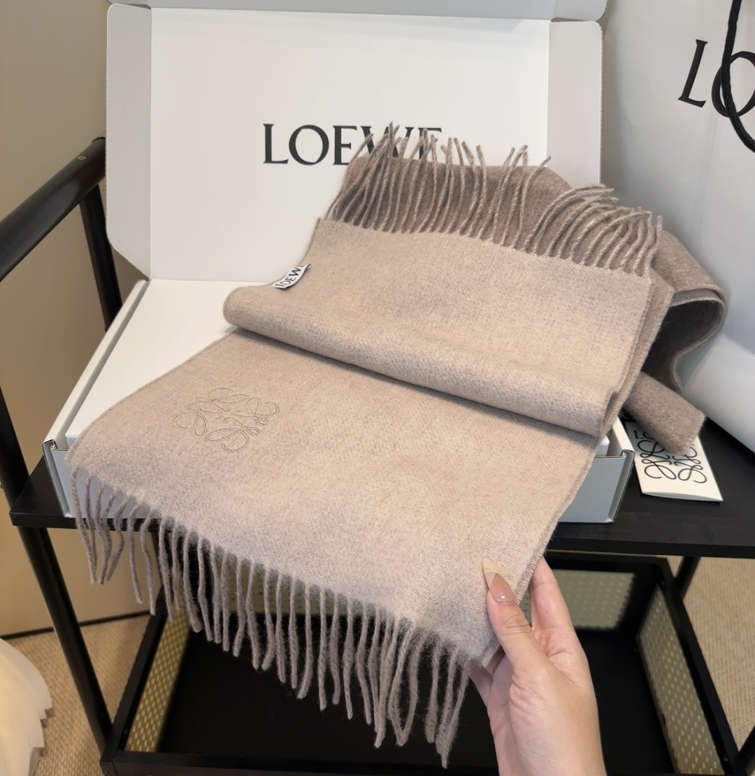 罗意威情侣款 美到要尖叫😱最新款🎊英伦欧美范儿 又是一款即时尚又实用的大围巾&长巾，🎆撞色的颜色搭配很协