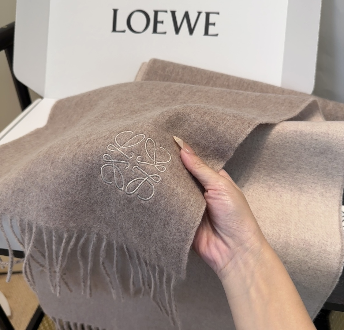 罗意威情侣款 美到要尖叫😱最新款🎊英伦欧美范儿 又是一款即时尚又实用的大围巾&长巾，🎆撞色的颜色搭配很协