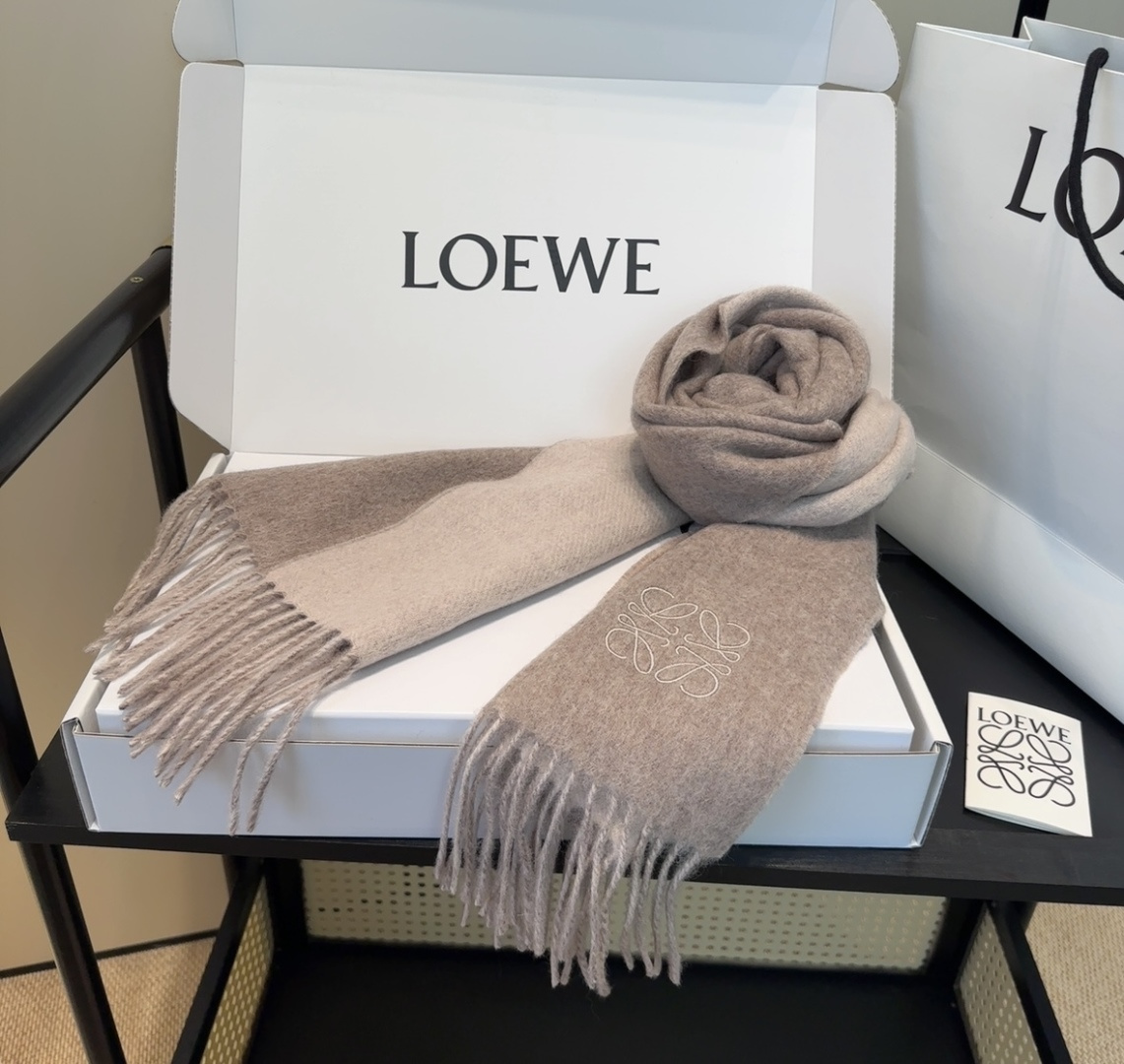 罗意威情侣款 美到要尖叫😱最新款🎊英伦欧美范儿 又是一款即时尚又实用的大围巾&长巾，🎆撞色的颜色搭配很协