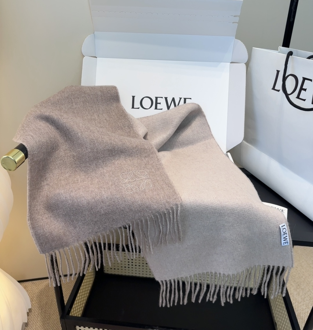 罗意威情侣款 美到要尖叫😱最新款🎊英伦欧美范儿 又是一款即时尚又实用的大围巾&长巾，🎆撞色的颜色搭配很协