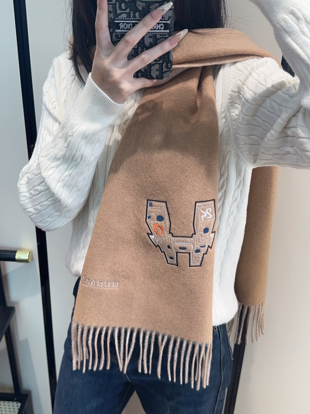 NO:553919,2025 Hermès official website synchronization, rare gentle color matching, low-key yet elegant] Highly recommended are bilateral color matching, a scarf with two styles, high-end, comfortable and fashionable temperament, full of big-name style, Super Amway Big H is a soft color that touches the heart  Beautiful scarf, extremely simple color with low-key H embroidery logo, the finishing touch without losing the beauty, the pursuit of successful people, the color is absolute, a little unique fairy spirit, the absolute choice for couples, the color is elegant, not enchanting, specifications 35x  190cm high version scarf, high version scarf, hermes198609092025爱马仕官网同步,难得一见的温柔配色,低调又不失优雅】重点推荐双边配色,一条围巾两种风格搭配,高级舒适时髦气质,大牌范十足,超级安利大H这款触动内心的柔美围巾,极其简单的颜色搭配低调的H刺绣logo,点睛之笔确又不失美感,成功人士的追求,色彩绝对,有点独有的仙气,绝对的情侣款不二之选,颜色淡雅,不妖娆规格35x 190cm高版本围巾,高版本围巾,hermes,scarf