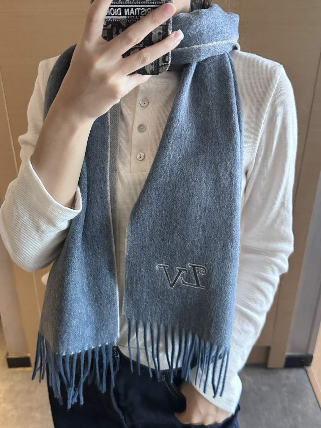 NO:553935,The green scarf is crazy beautiful, so stylish and charming, a very elegant and fashionable autumn and winter item!  I really like it, it’s a very classic men’s design. The men’s items are small but refined, and the feel is really amazing. The effect on the upper body is really good, no matter how you wear it, it looks good!  !  This style is really worth buying with your eyes closed, and it can be easily worn by any age group!  !  !  30*180c high version scarf, high version scarf, louis vuitton19860909Lv围巾好看的要疯掉了,太有型太有魅力了非常斯文时尚的秋冬单品！真的很喜欢,非常Classical的男款设计.男人的东西少而精手感真的绝了上身效果真的随便怎么围都好看！！这种款式真的闭着眼买,任何年龄层都轻松驾驭！！！30*180c高版本围巾,高版本围巾,louis vuitton,scarf