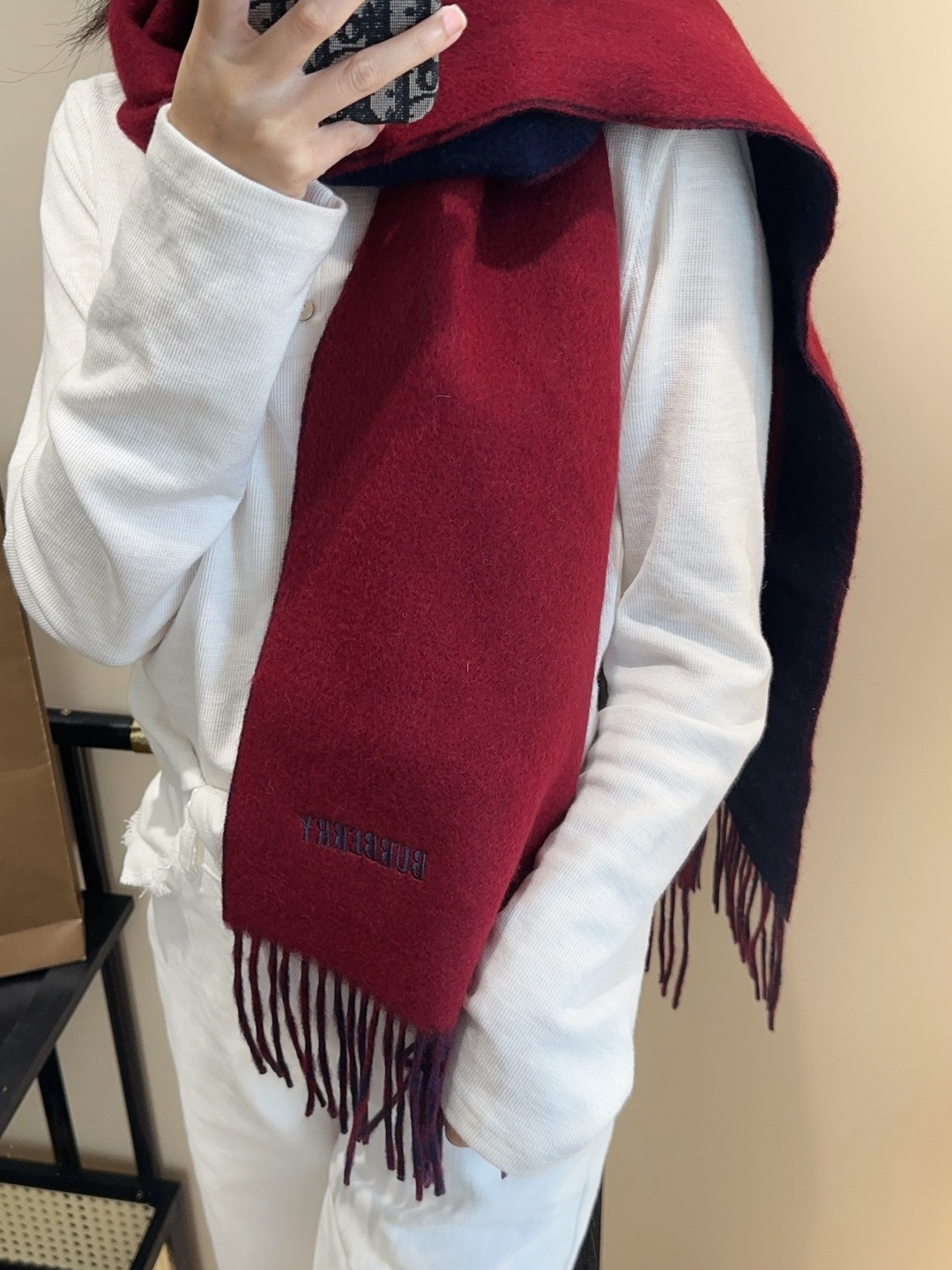 NO:553950,Burberry couple style is so beautiful that it screams the latest British and European style. It is a large scarf & long scarf that is both fashionable and practical. The contrasting colors are very coordinated. The scarf feels soft, fashionable and warm to wear, and stylish. For plaid lovers, don’t miss it. The size is 30*164+8*2. Dear friends, hurry up and grab the higher version scarf, higher version scarf, burberry19860909巴宝莉情侣款 美到要尖叫最新款英伦欧美范儿 又是一款即时尚又实用的大围巾&长巾,撞色的颜色搭配很协调,围巾手感柔软,戴起来时尚暖和,大气有范儿,格子控们,不要错过哦,尺寸30*164+8*2,亲们速度开抢高版本围巾,高版本围巾,burberry,scarf