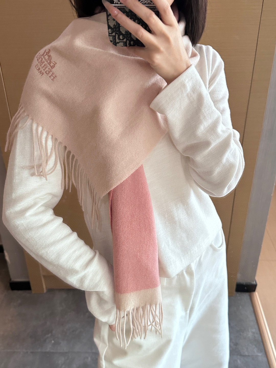 NO:553955,Hermes 2025 ·  Hermès, a rare gentle color matching, low-key yet elegant] Highly recommend the bilateral color matching, a scarf with two styles, high-end, comfortable and fashionable temperament, full of big-name style, Super Amway Big H, this soft scarf that touches the heart, extremely simple color with low-key H embroidered logo, the finishing touch without losing the beauty, the pursuit of successful people, the color is absolute, a bit unique fairy spirit, the absolute choice for couples, the color is elegant, not enchanting Specifications 35x  190cm high version scarf, high version scarf, hermes, hermes198609092025年Hermes · 爱马仕,难得一见的温柔配色,低调又不失优雅】重点推荐双边配色,一条围巾两种风格搭配,高级舒适时髦气质,大牌范十足,超级安利大H这款触动内心的柔美围巾,极其简单的颜色搭配低调的H刺绣logo,点睛之笔确又不失美感,成功人士的追求,色彩绝对,有点独有的仙气,绝对的情侣款不二之选,颜色淡雅,不妖娆规格35x 190cm高版本围巾,高版本围巾,hermes,hermes,scarf