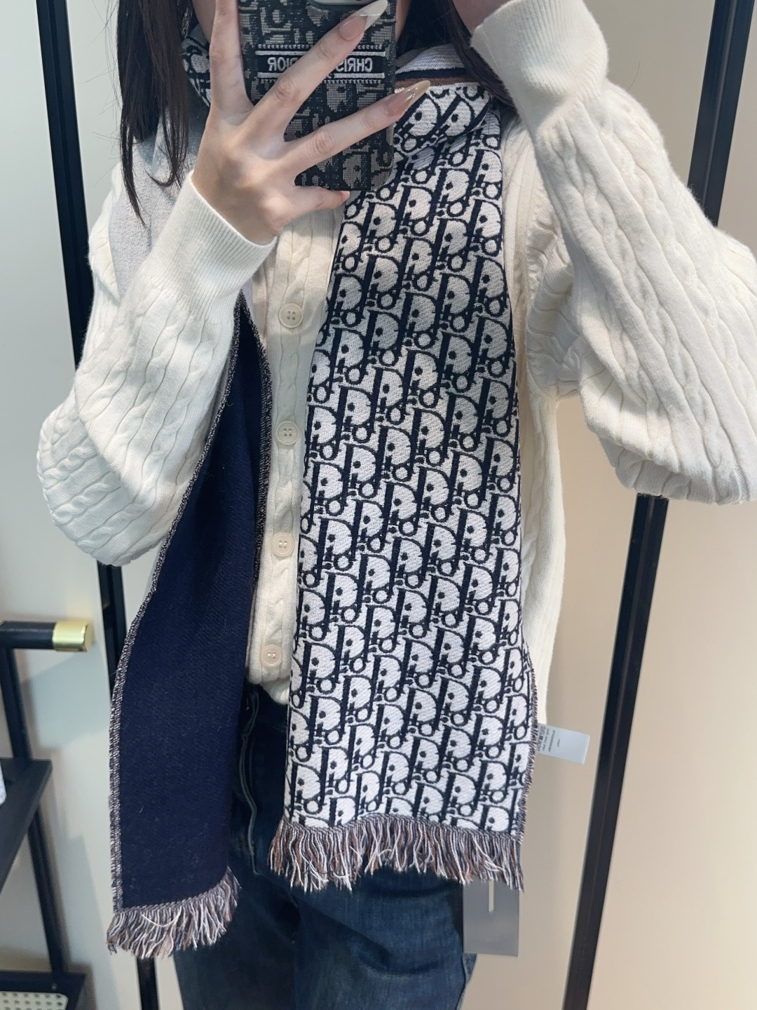 NO:553961,The same DD scarf worn by Dior stars. The classic style will never go out of style, and it’s super versatile. It’s super pretty!  !  Decisively keep it to yourself!  Exquisite loose beard, straightforward and not rigid, suitable for various styles, exquisite and exquisite, not much introduction, see for yourself, 32*180cm. High version scarf, high version scarf, dior, dior19860909迪奥（Dior）明星同款dd围巾.经典款永远不会过时,而且超百搭.超级好看！！果断自留！精致散须 率真不拘泥 适合各种造型 精妙绝伦 不多介绍 自己看,32*180cm.高版本围巾,高版本围巾,dior,dior,scarf