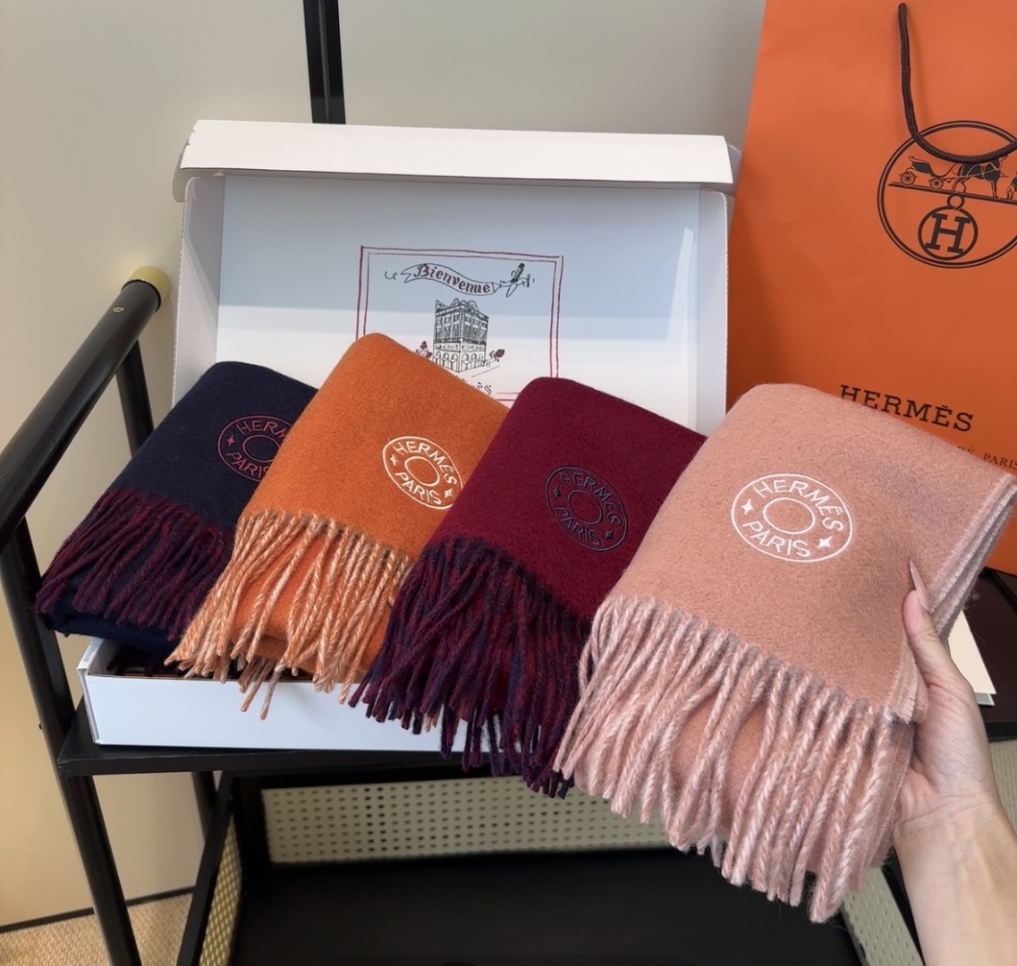 2025年Hermes · 爱马仕，难得一见的温柔配色，低调又不失优雅❗️】重点推荐❗️双边配色，一条围