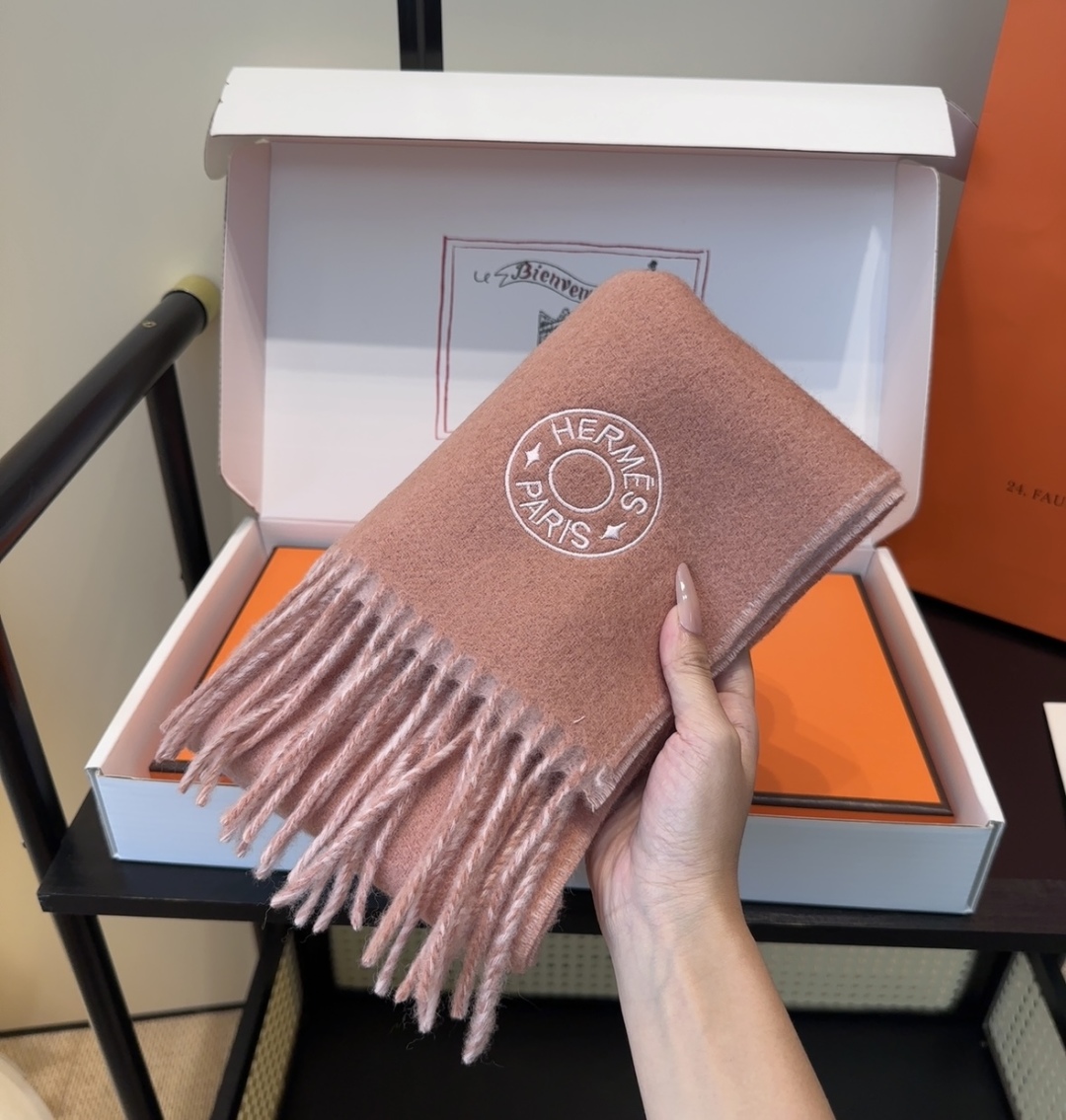 2025年Hermes · 爱马仕，难得一见的温柔配色，低调又不失优雅❗️】重点推荐❗️双边配色，一条围