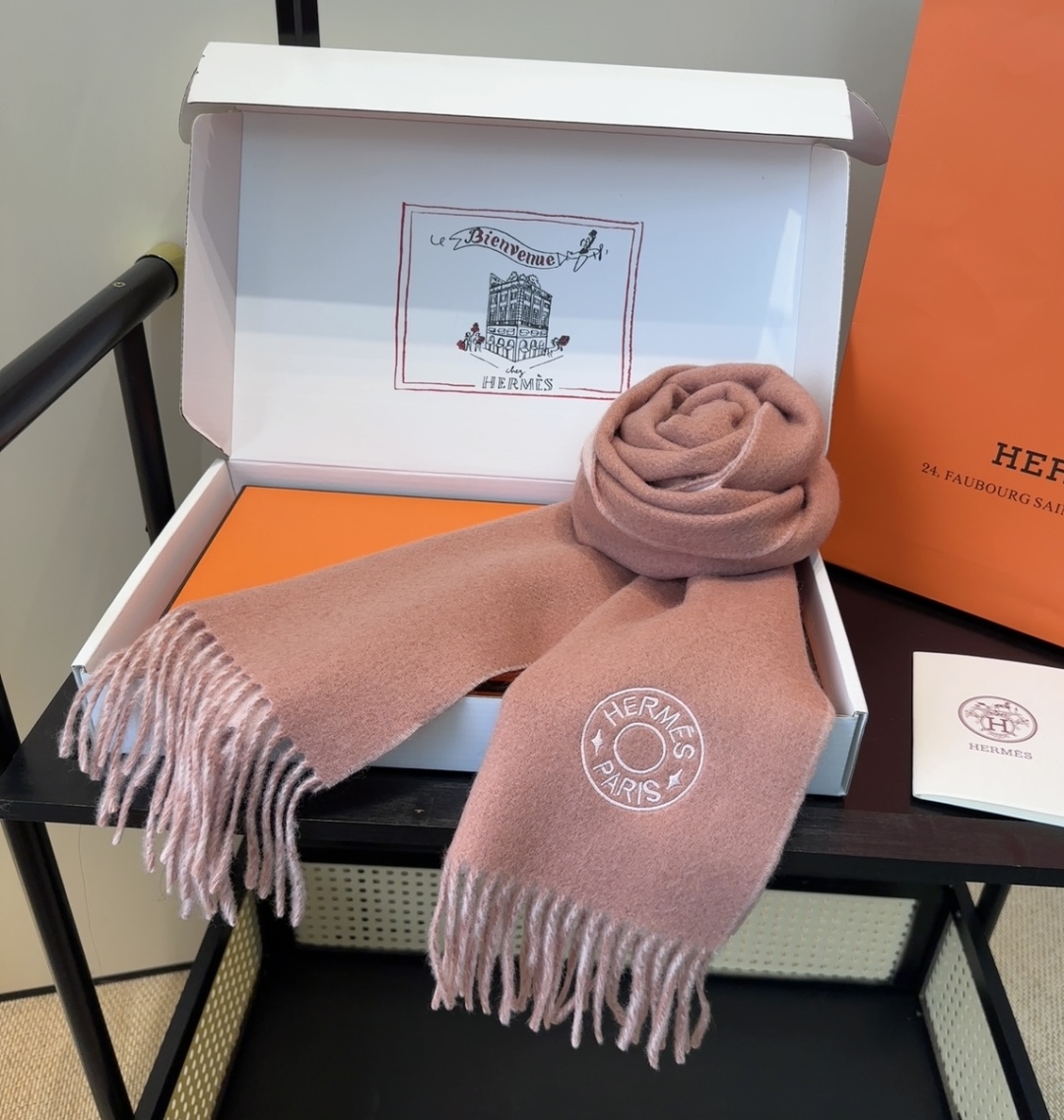 2025年Hermes · 爱马仕，难得一见的温柔配色，低调又不失优雅❗️】重点推荐❗️双边配色，一条围