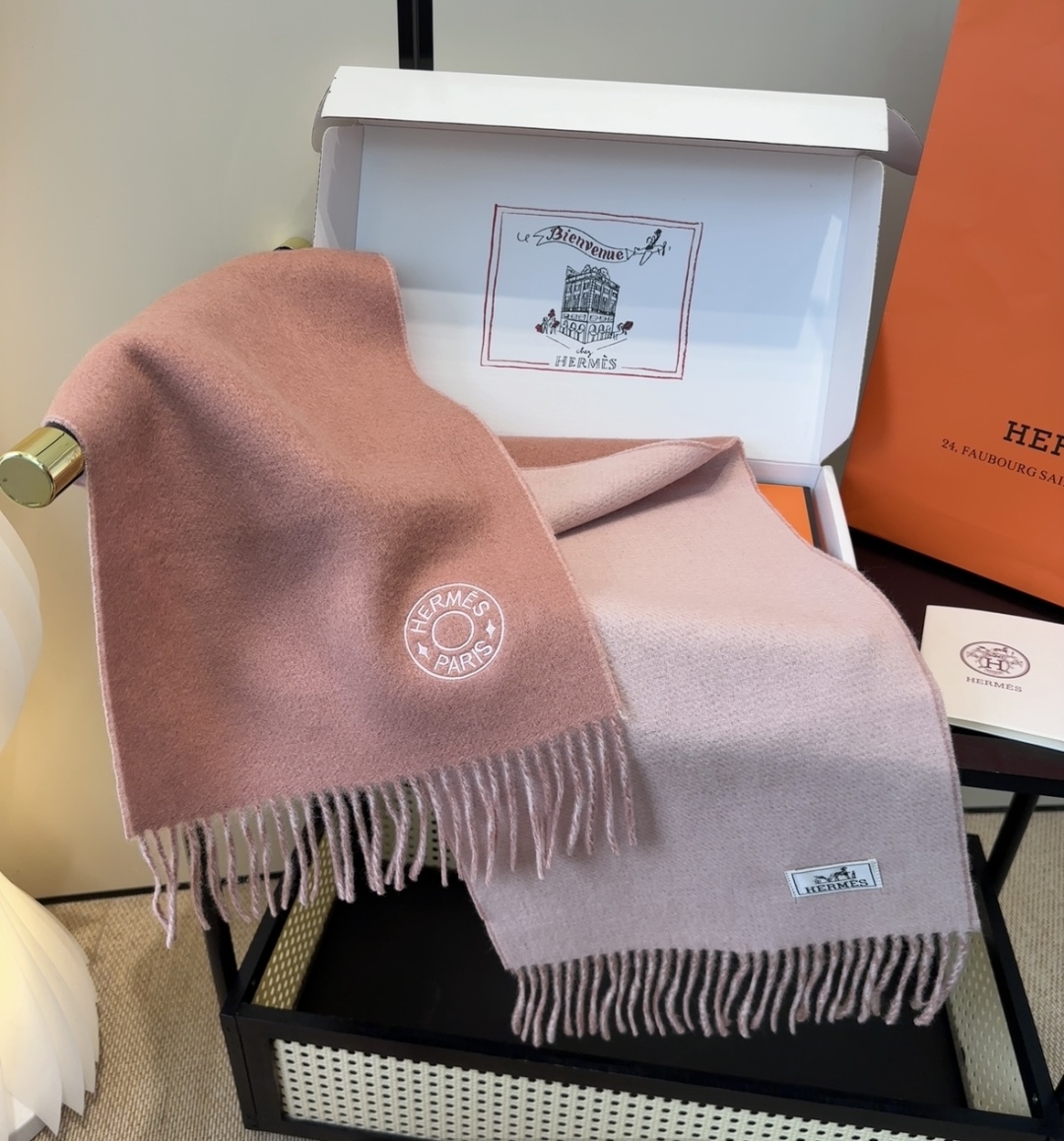 2025年Hermes · 爱马仕，难得一见的温柔配色，低调又不失优雅❗️】重点推荐❗️双边配色，一条围