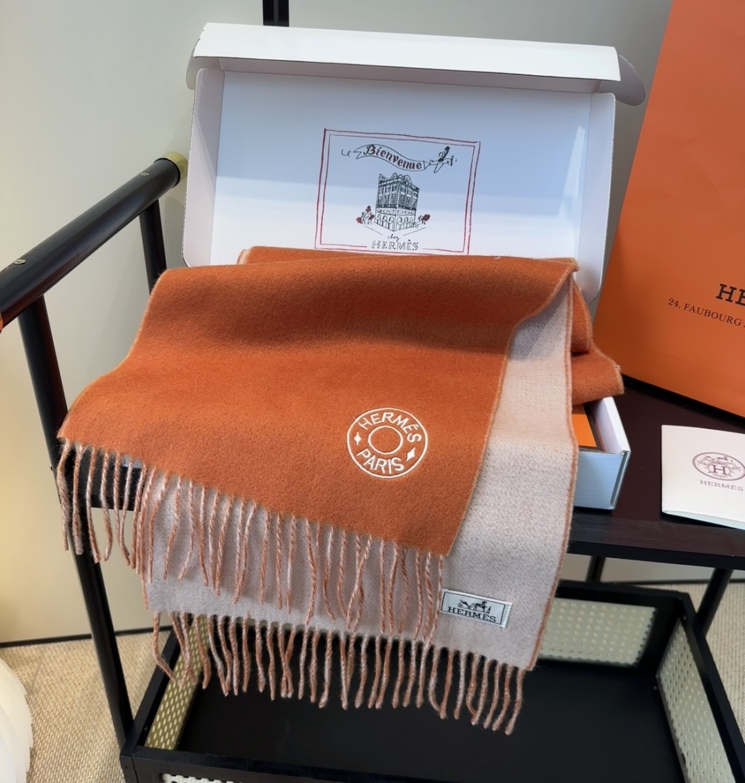 2025年Hermes · 爱马仕，难得一见的温柔配色，低调又不失优雅❗️】重点推荐❗️双边配色，一条围