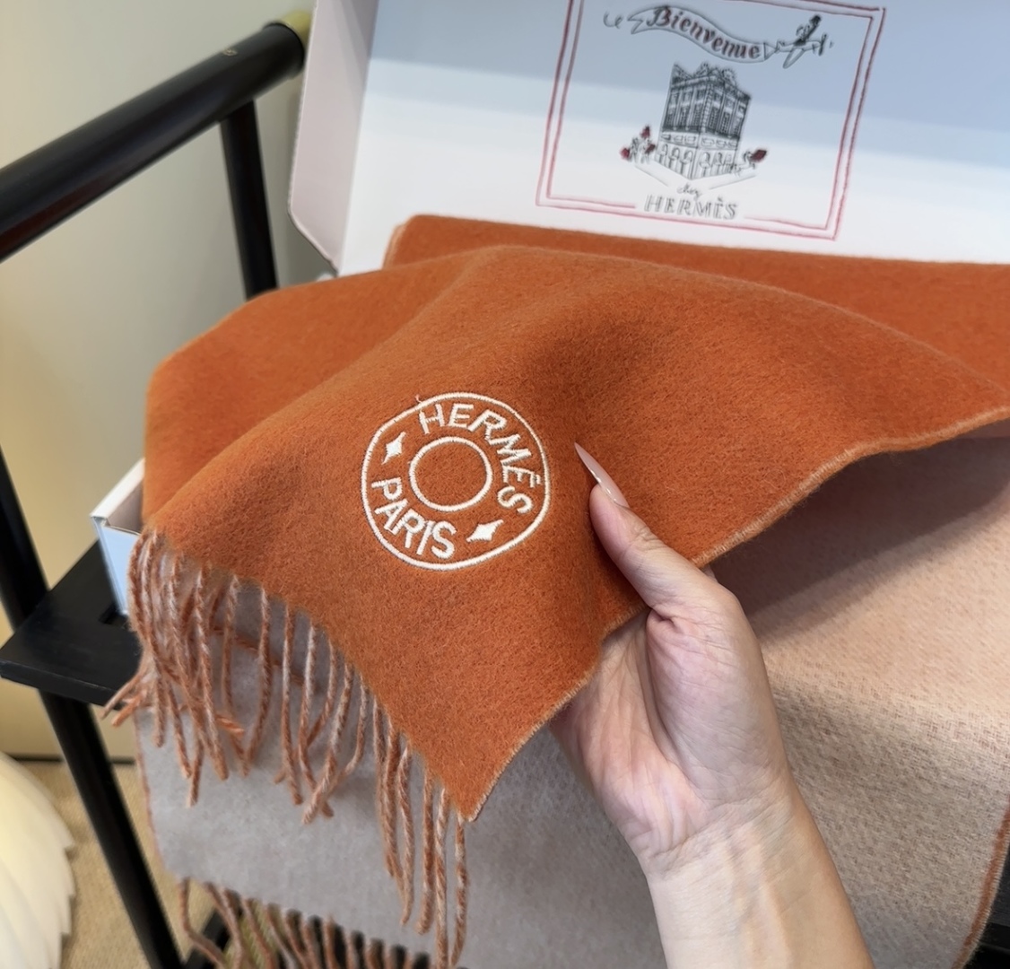 2025年Hermes · 爱马仕，难得一见的温柔配色，低调又不失优雅❗️】重点推荐❗️双边配色，一条围