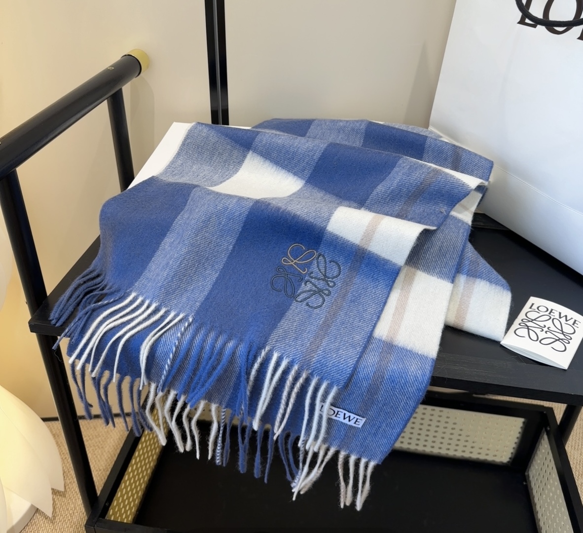 【▪Loewe · 罗意威难得一见的温柔配色，低调又不失优雅❗】重点推荐❗双面配色，一条围巾两种风格搭配