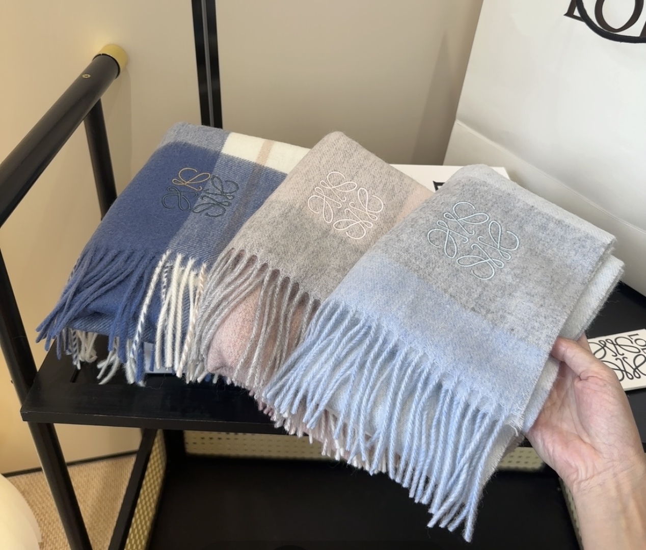 【▪Loewe · 罗意威难得一见的温柔配色，低调又不失优雅❗】重点推荐❗双面配色，一条围巾两种风格搭配