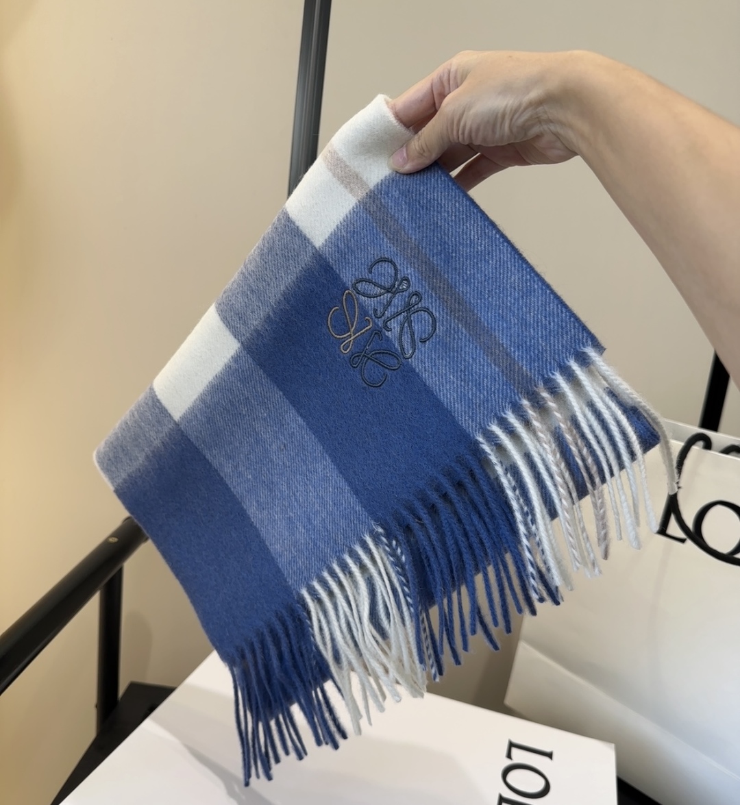【▪Loewe · 罗意威难得一见的温柔配色，低调又不失优雅❗】重点推荐❗双面配色，一条围巾两种风格搭配