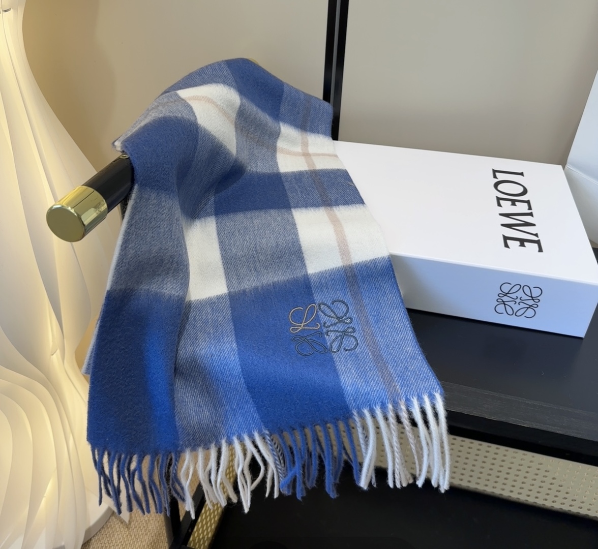 【▪Loewe · 罗意威难得一见的温柔配色，低调又不失优雅❗】重点推荐❗双面配色，一条围巾两种风格搭配