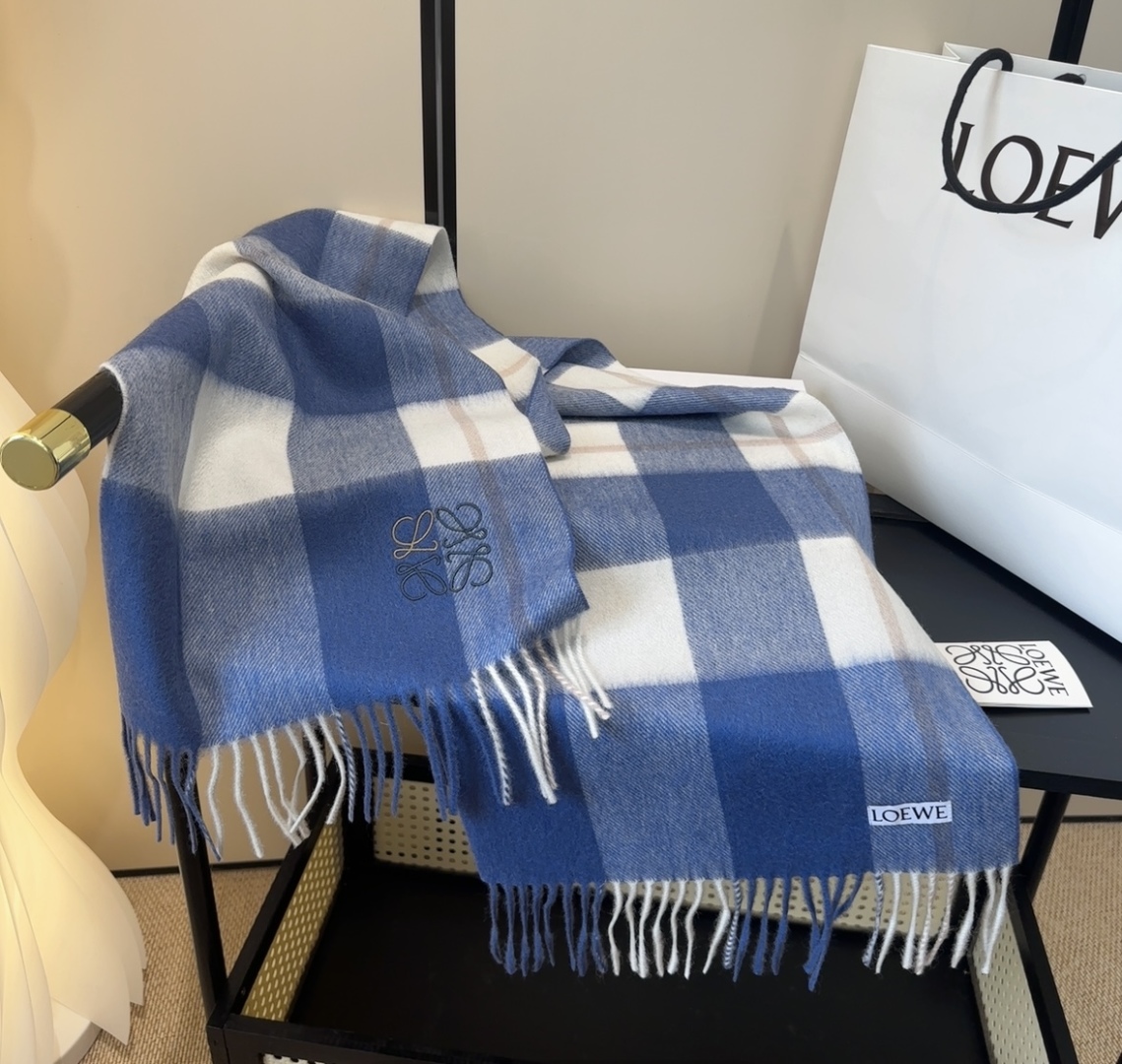 【▪Loewe · 罗意威难得一见的温柔配色，低调又不失优雅❗】重点推荐❗双面配色，一条围巾两种风格搭配