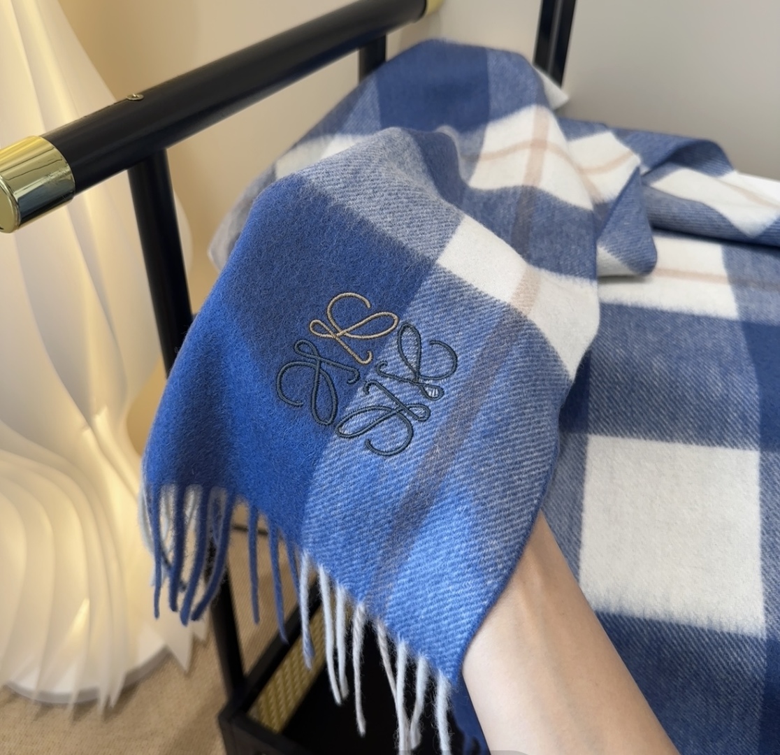 【▪Loewe · 罗意威难得一见的温柔配色，低调又不失优雅❗】重点推荐❗双面配色，一条围巾两种风格搭配