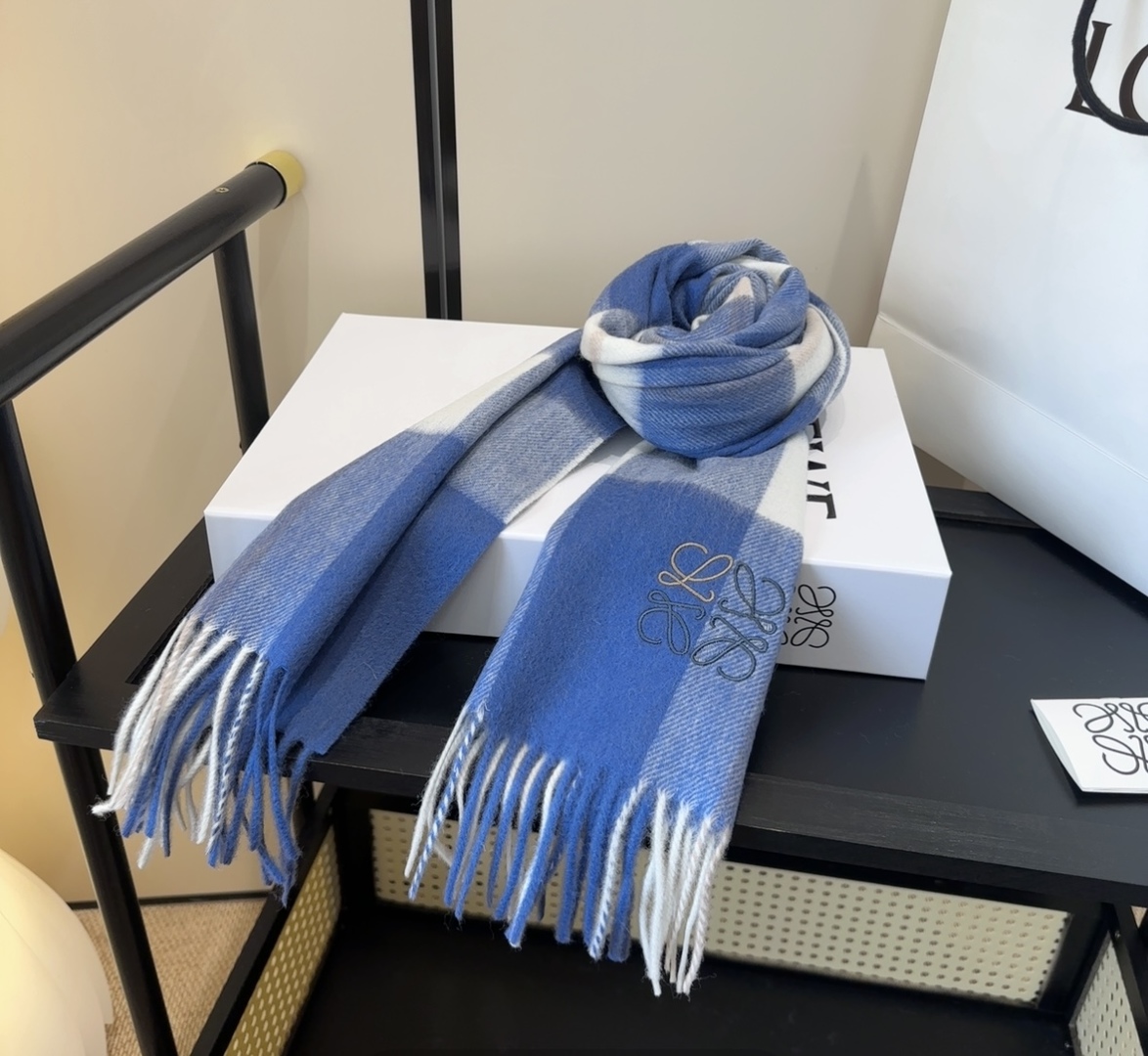 【▪Loewe · 罗意威难得一见的温柔配色，低调又不失优雅❗】重点推荐❗双面配色，一条围巾两种风格搭配