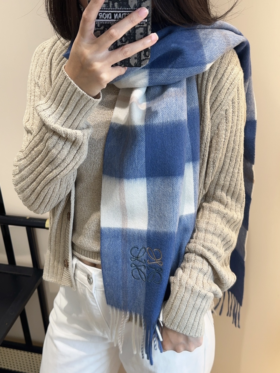 【▪Loewe · 罗意威难得一见的温柔配色，低调又不失优雅❗】重点推荐❗双面配色，一条围巾两种风格搭配