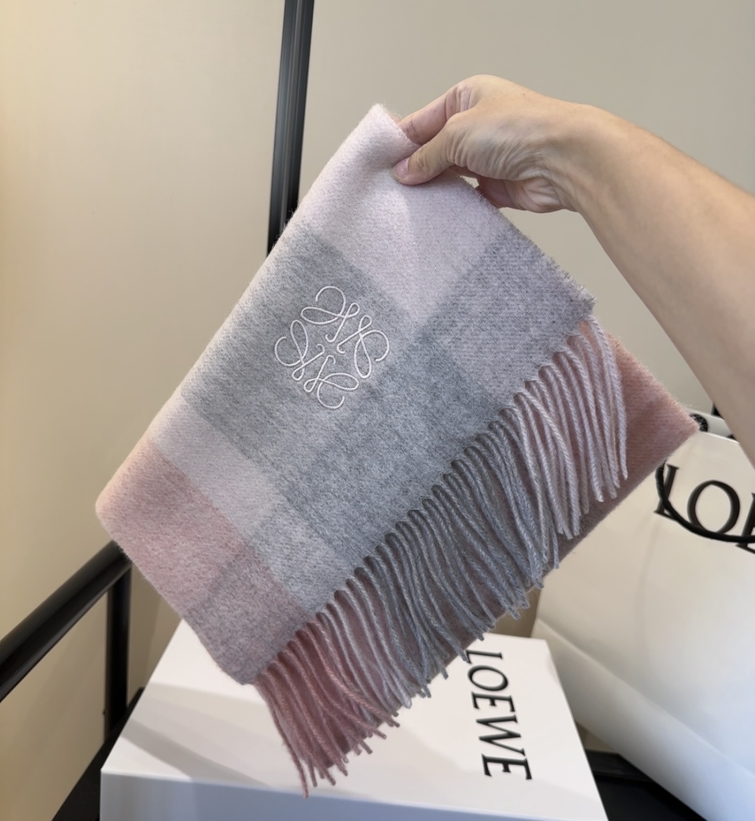 【▪Loewe · 罗意威难得一见的温柔配色，低调又不失优雅❗】重点推荐❗双面配色，一条围巾两种风格搭配