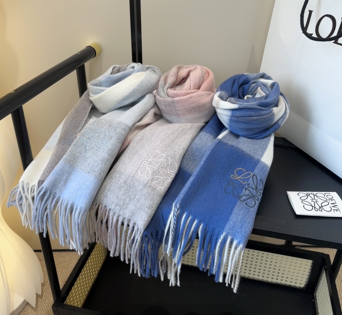 【▪Loewe · 罗意威难得一见的温柔配色，低调又不失优雅❗】重点推荐❗双面配色，一条围巾两种风格搭配