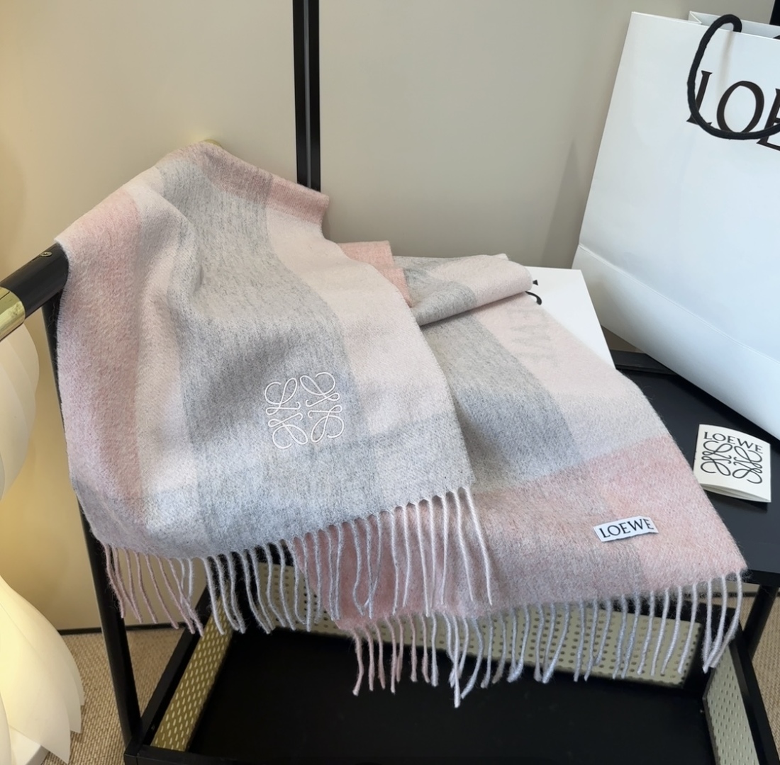 【▪Loewe · 罗意威难得一见的温柔配色，低调又不失优雅❗】重点推荐❗双面配色，一条围巾两种风格搭配